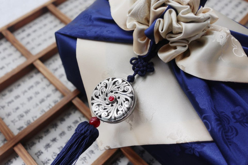 Floral Double Sided Bojagi (Deep Ivory / MidnightBule)